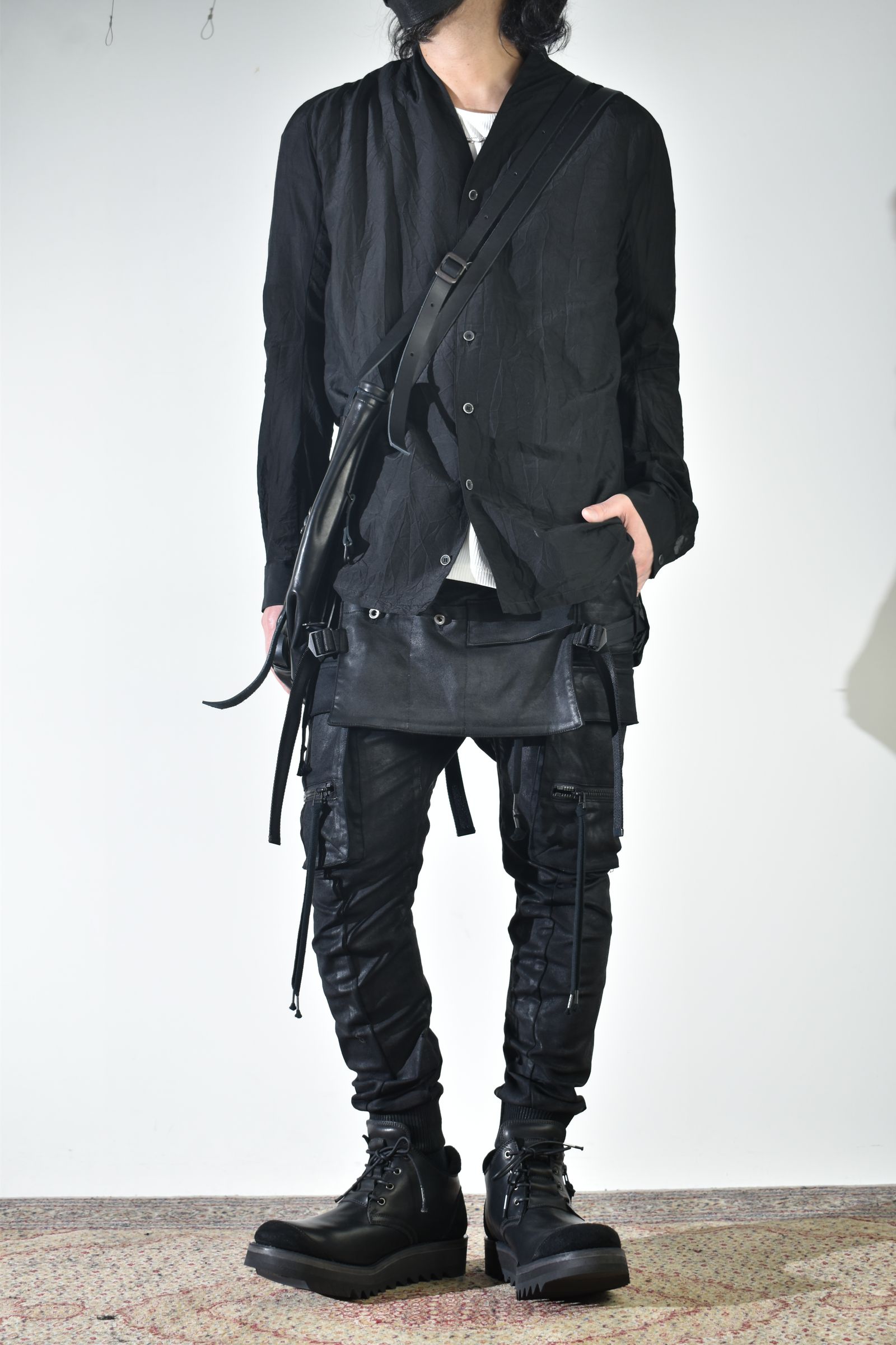 ショールカラーシャツ、インナーは白で