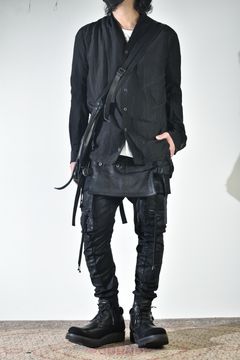 ショールカラーシャツ、インナーは白で