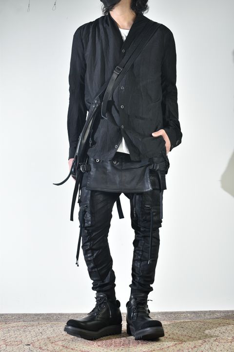 ショールカラーシャツ、インナーは白で