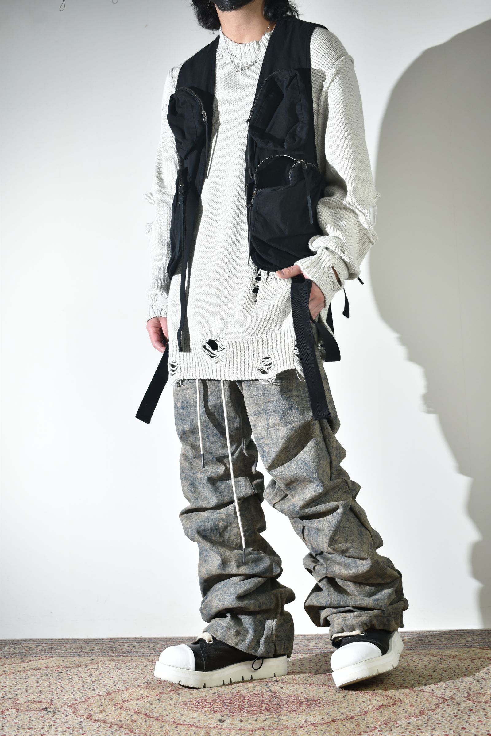 通気性も良いダメージコットンニットにベストでレイヤード