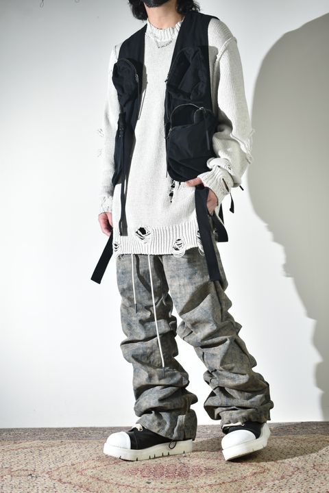 通気性も良いダメージコットンニットにベストでレイヤード