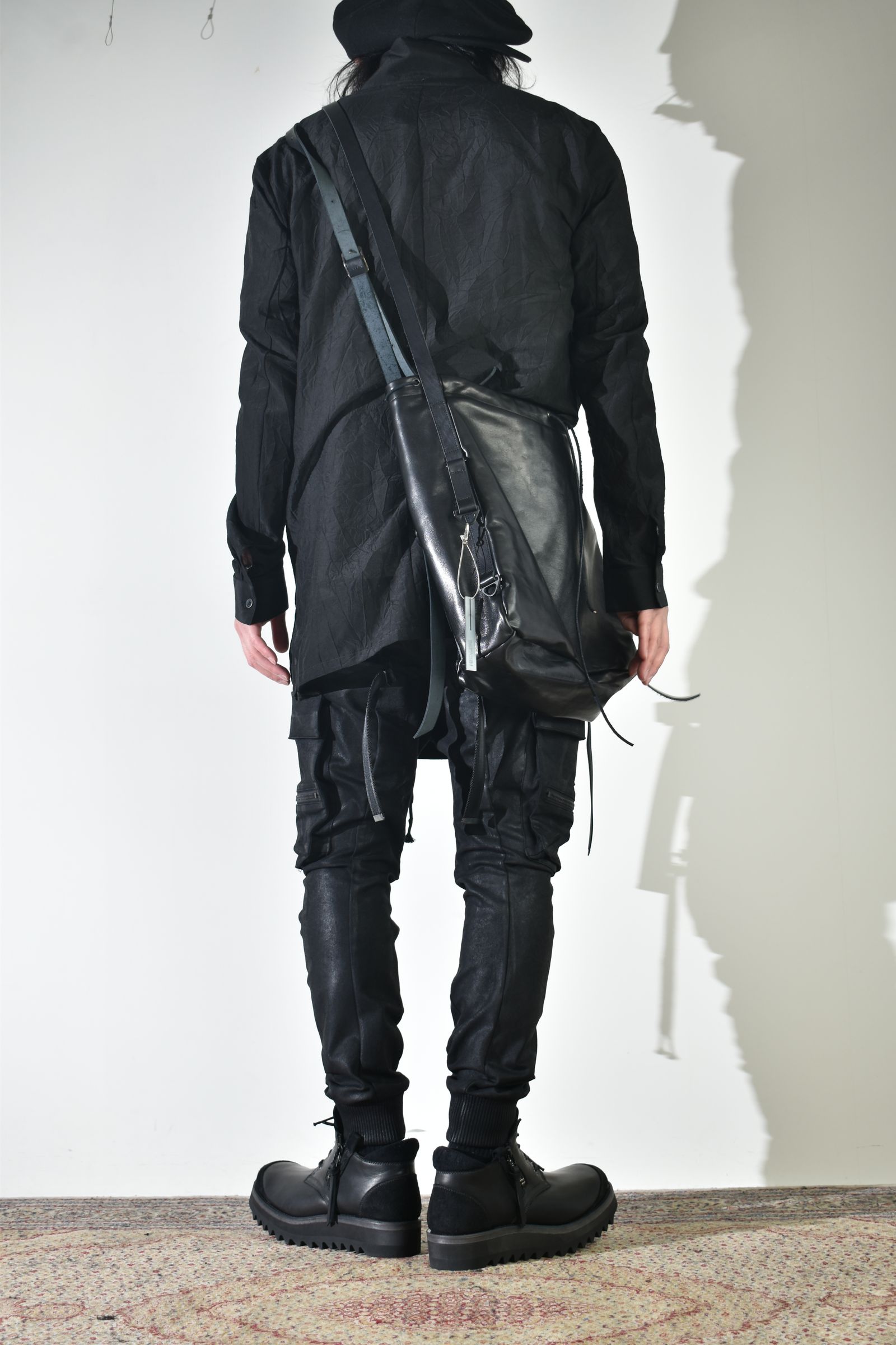 ショールカラーシャツ、インナーは白で