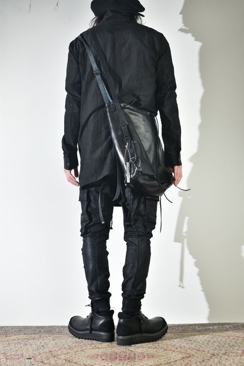 ショールカラーシャツ、インナーは白で