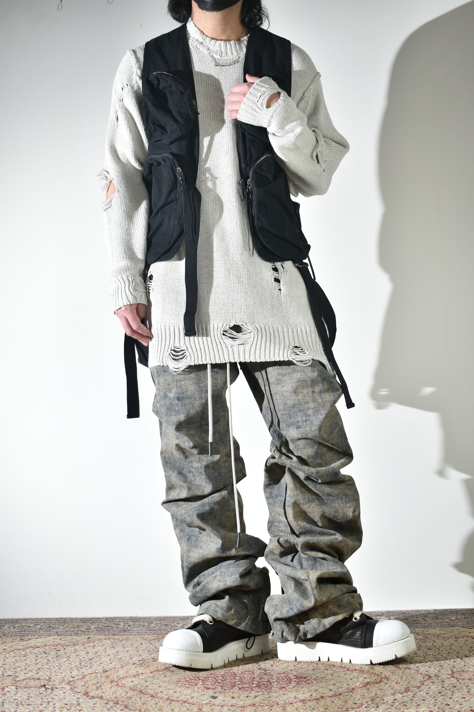 通気性も良いダメージコットンニットにベストでレイヤード