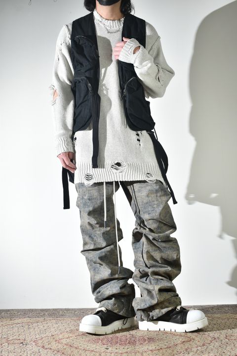 通気性も良いダメージコットンニットにベストでレイヤード