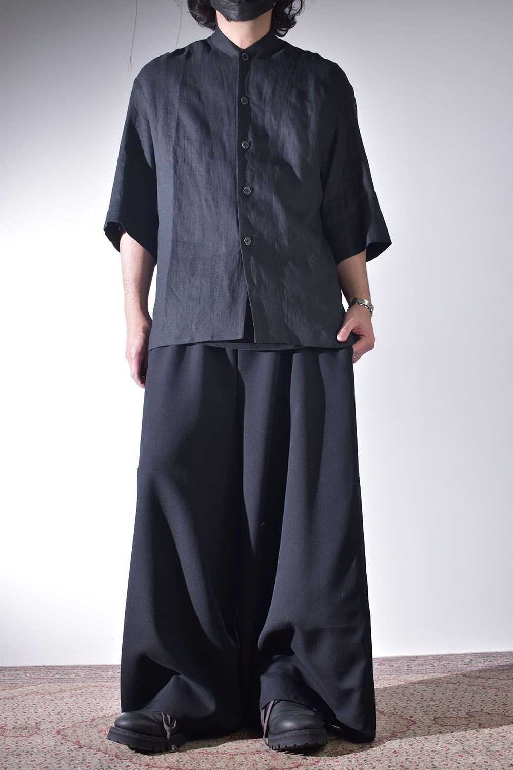 風合いも良くリラックス感のあるワイドパンツスタイル
