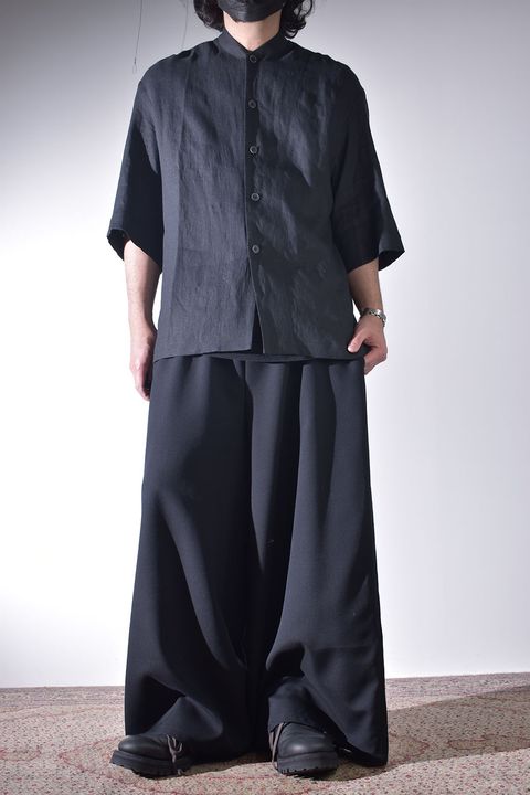 風合いも良くリラックス感のあるワイドパンツスタイル