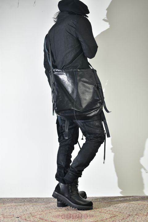 ショールカラーシャツ、インナーは白で