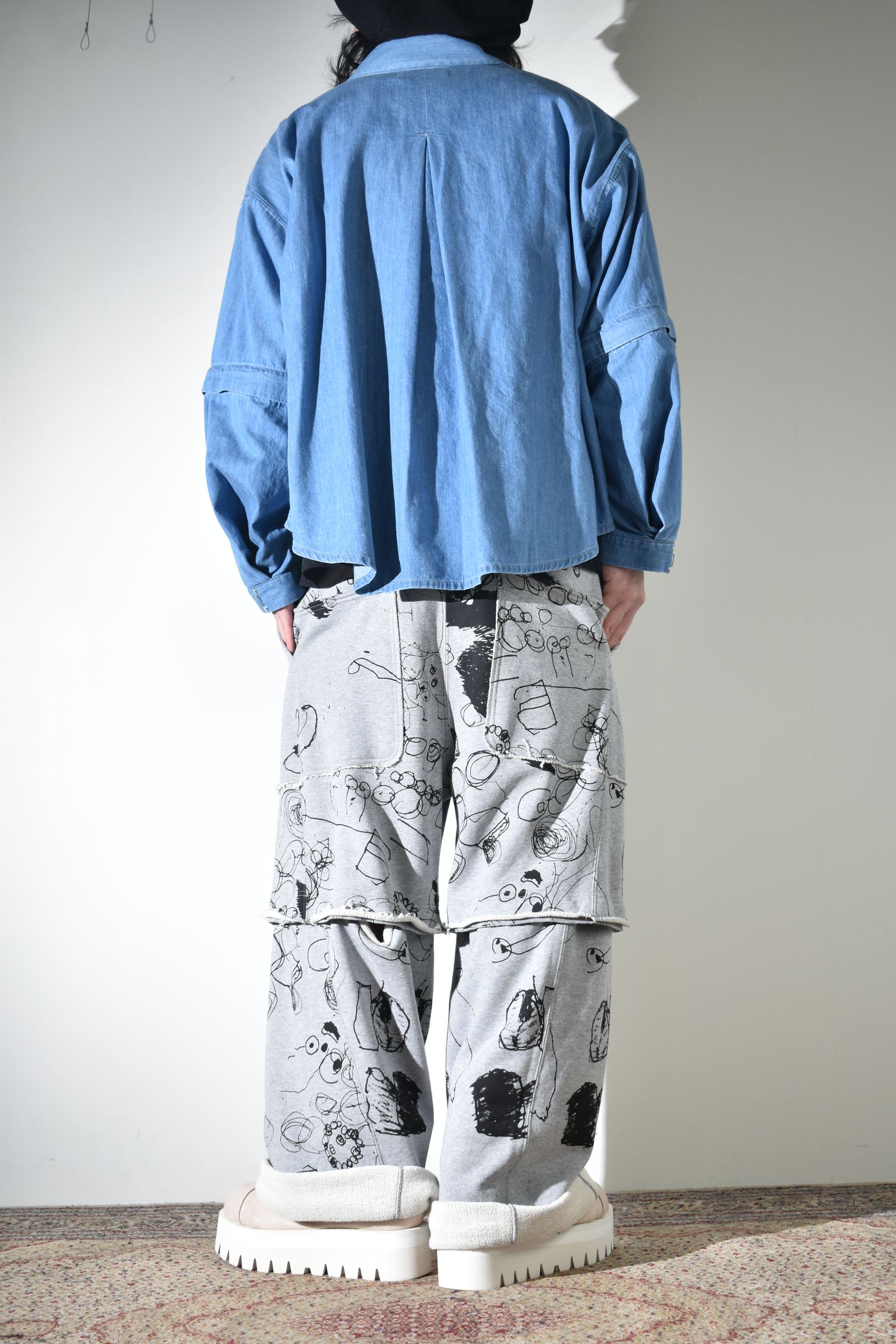 カジュアルだけじゃないデニムシャツ×スウェットパンツ