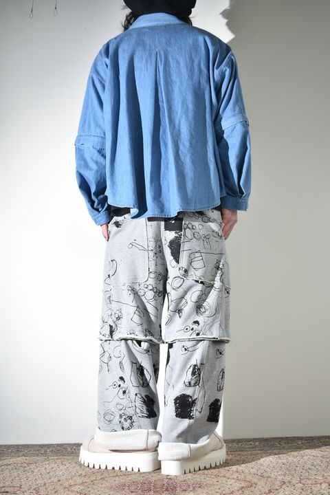 カジュアルだけじゃないデニムシャツ×スウェットパンツ