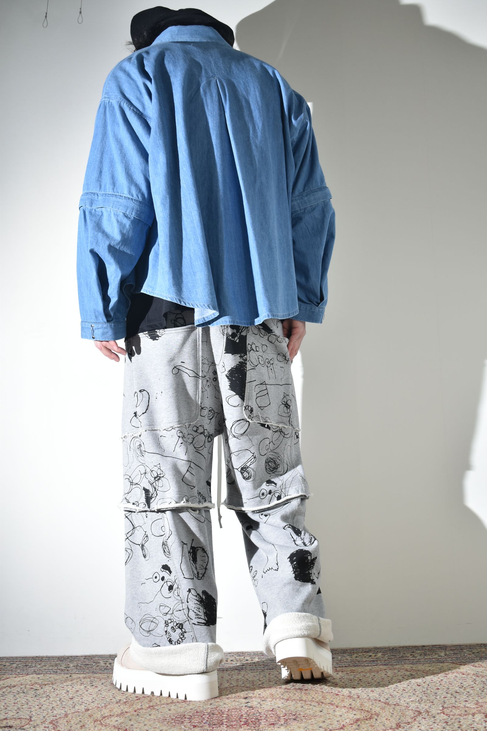 カジュアルだけじゃないデニムシャツ×スウェットパンツ