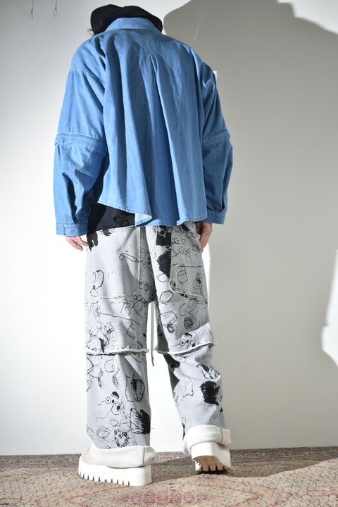 カジュアルだけじゃないデニムシャツ×スウェットパンツ