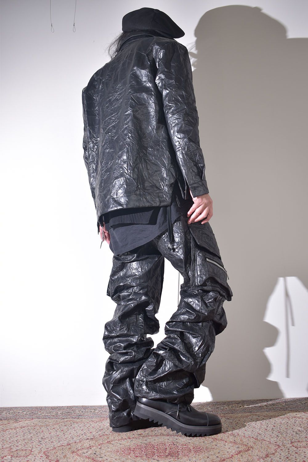 ニット × レザーの質感