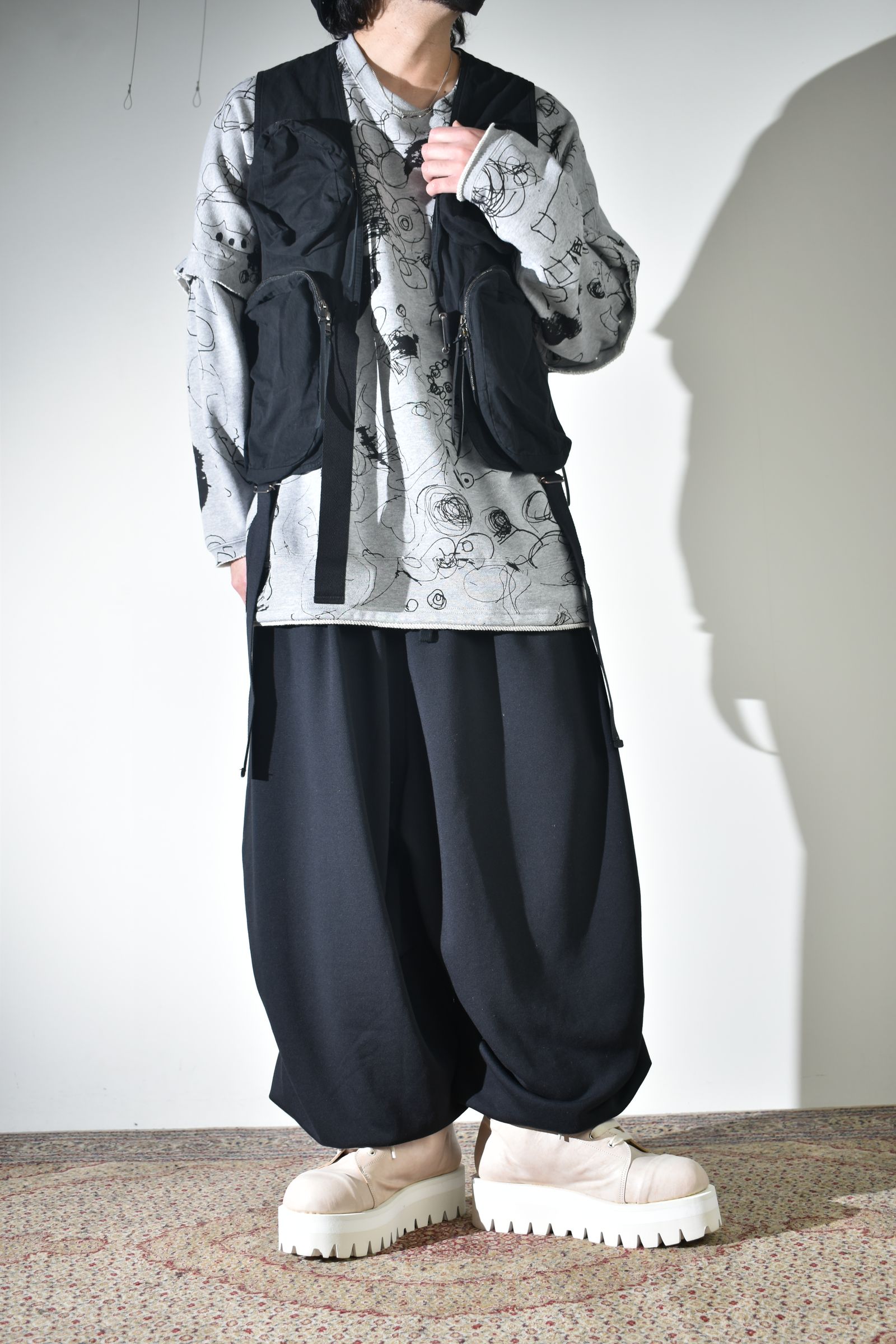 ラフなスウェットにベスト