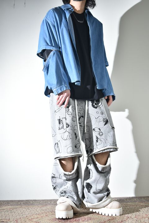 カジュアルだけじゃないデニムシャツ×スウェットパンツ