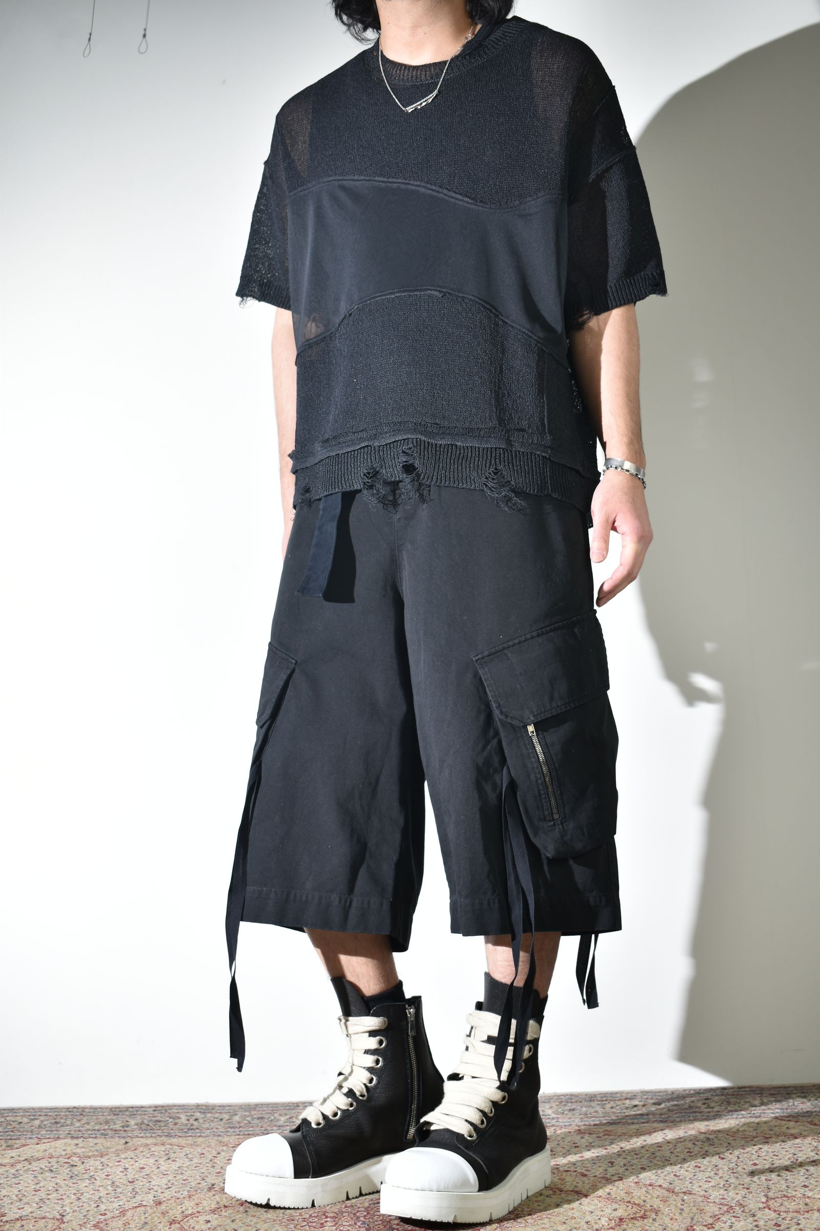 デニムシャツとカーゴショーツ