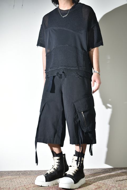デニムシャツとカーゴショーツ