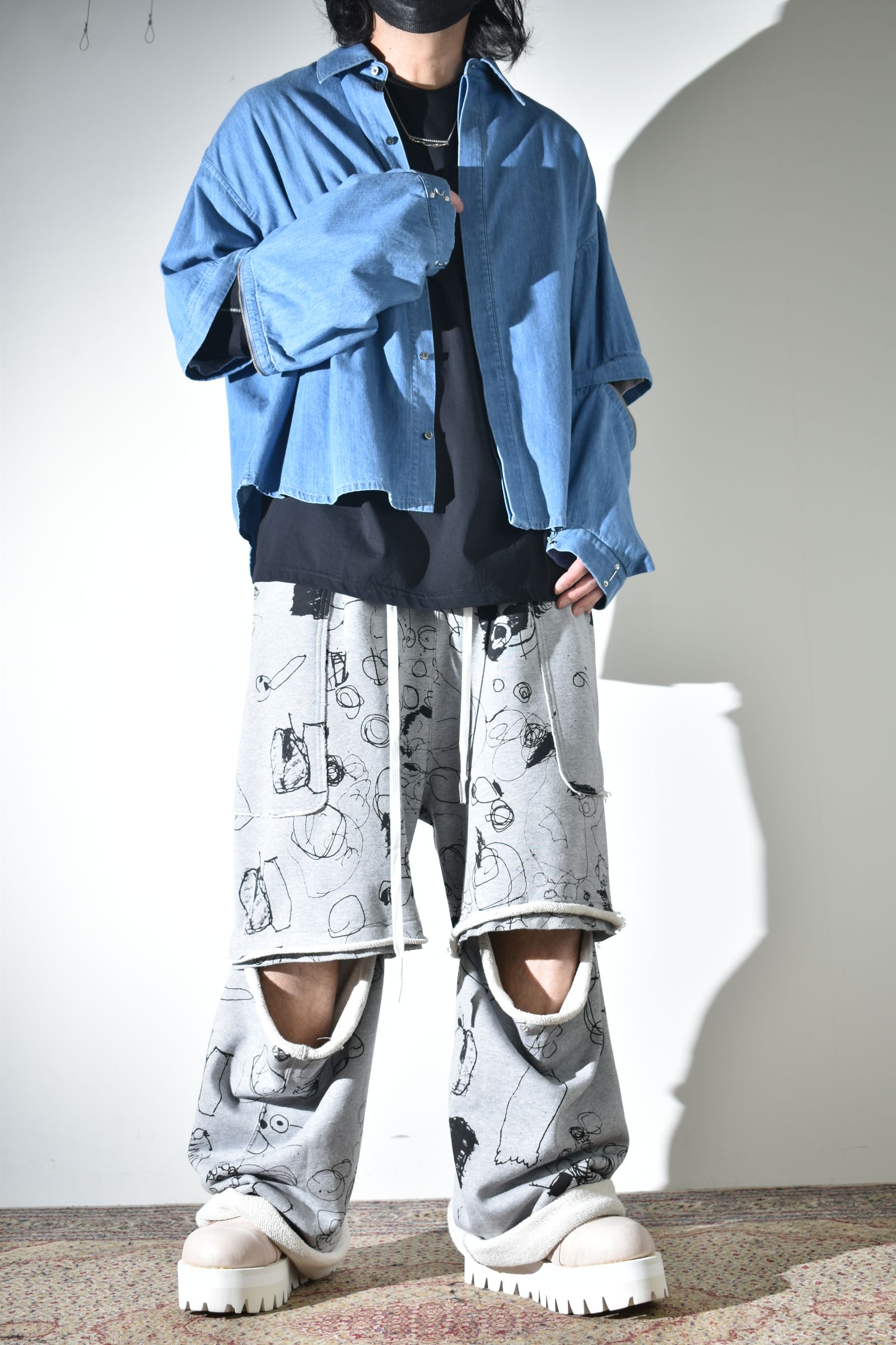 カジュアルだけじゃないデニムシャツ×スウェットパンツ