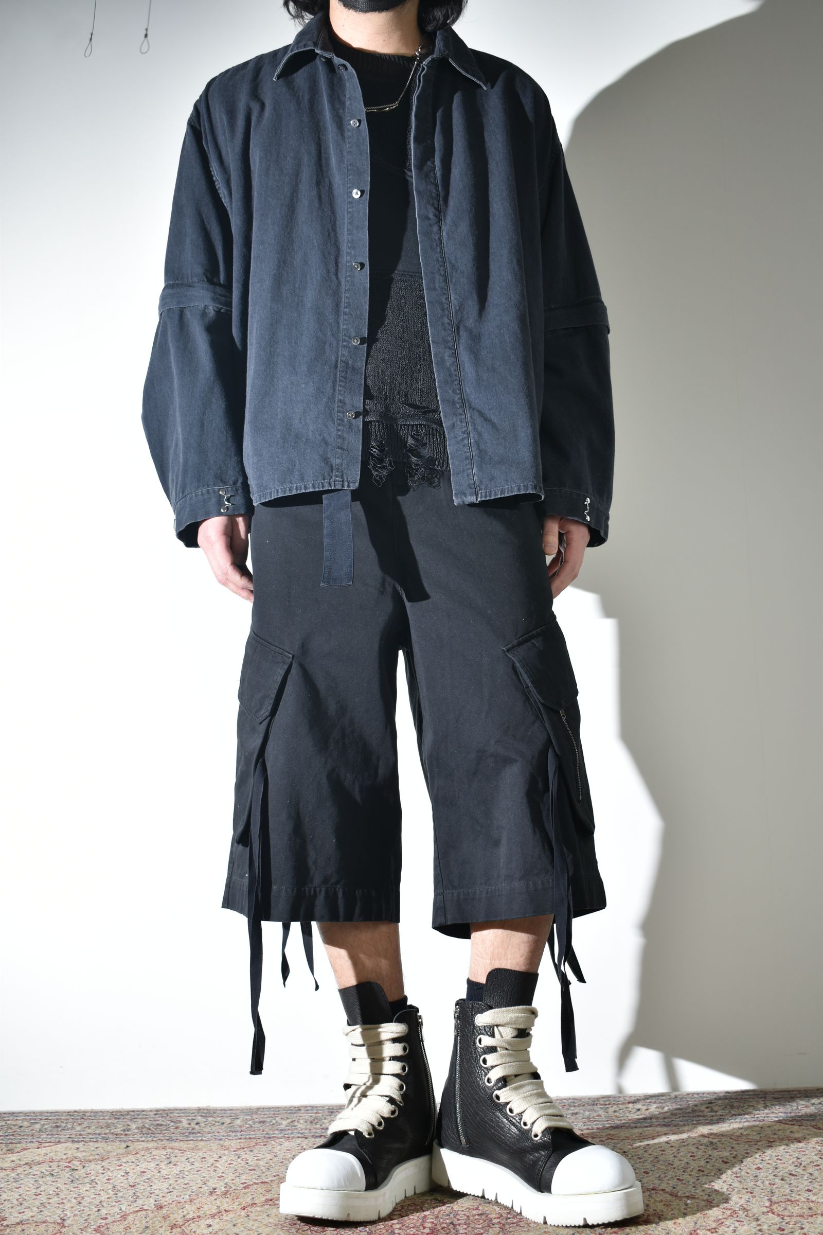 デニムシャツとカーゴショーツ