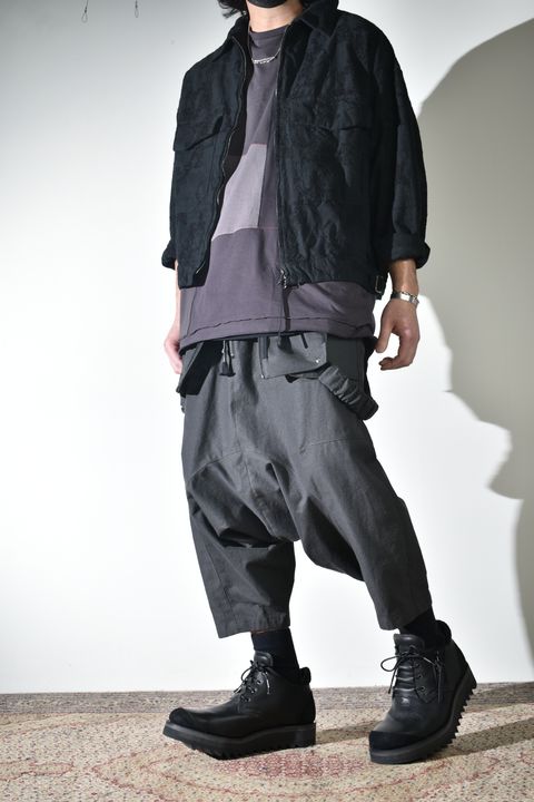 オーバーオールにラフなブルゾン