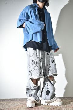 カジュアルだけじゃないデニムシャツ×スウェットパンツ