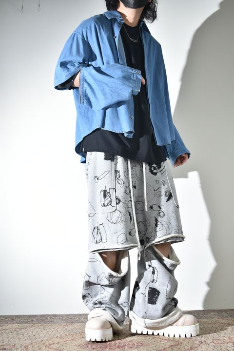 カジュアルだけじゃないデニムシャツ×スウェットパンツ
