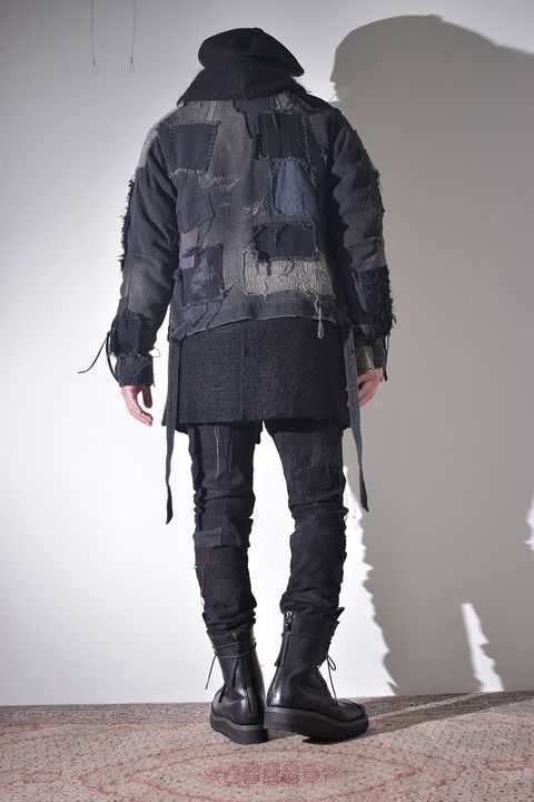 ライトアウターに保温性の高いフーディを差し込む