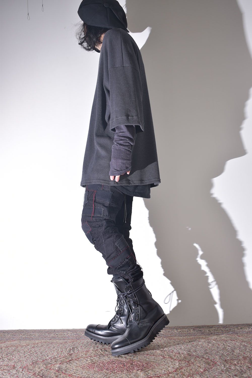 雰囲気のあるコートを羽織る