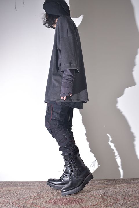 雰囲気のあるコートを羽織る