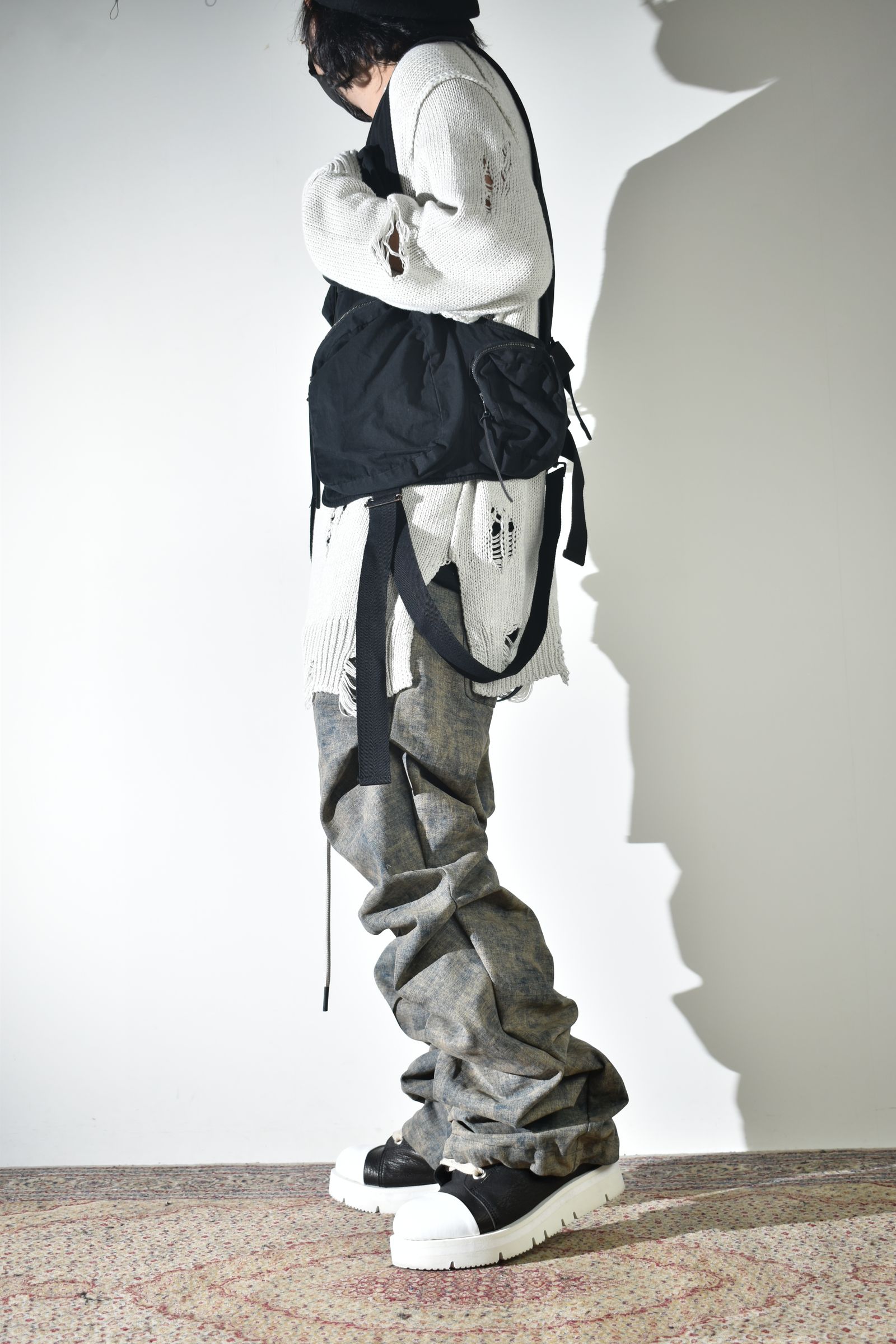 通気性も良いダメージコットンニットにベストでレイヤード