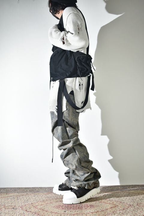 通気性も良いダメージコットンニットにベストでレイヤード