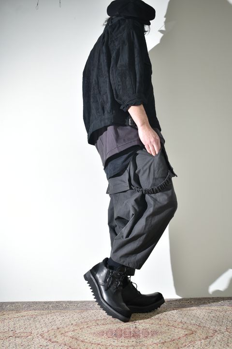 オーバーオールにラフなブルゾン