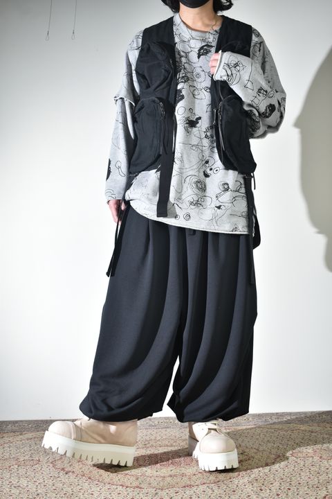 ラフなスウェットにベスト