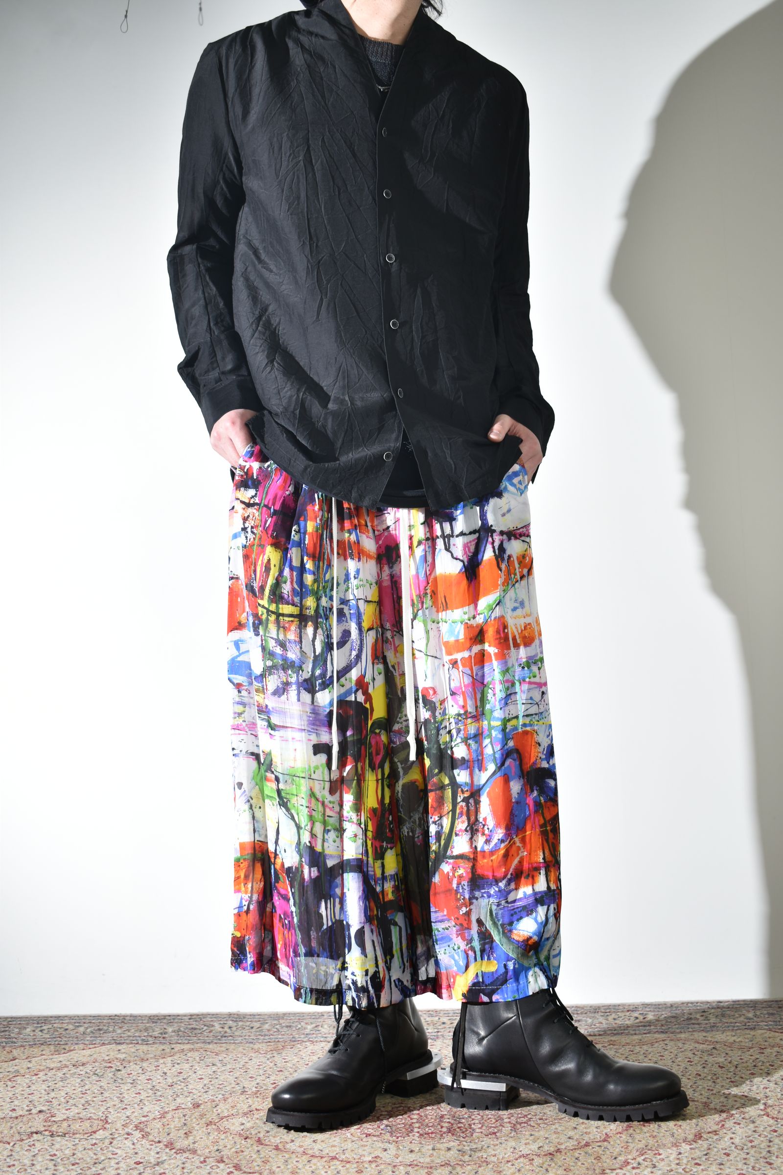 ソリッドなシャツにカラフルなクロップドイージーパンツ