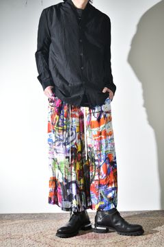 ソリッドなシャツにカラフルなクロップドイージーパンツ