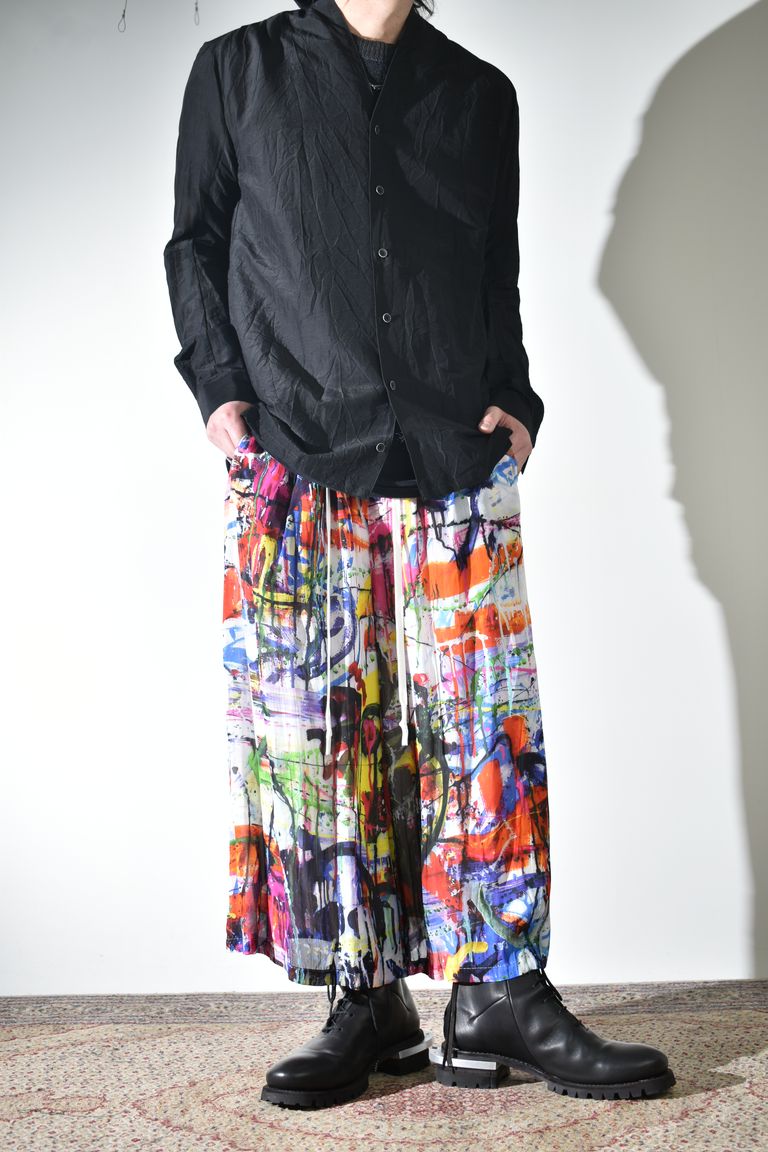 ソリッドなシャツにカラフルなクロップドイージーパンツ