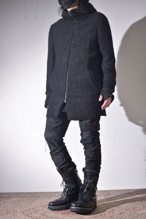 ライトアウターに保温性の高いフーディを差し込む