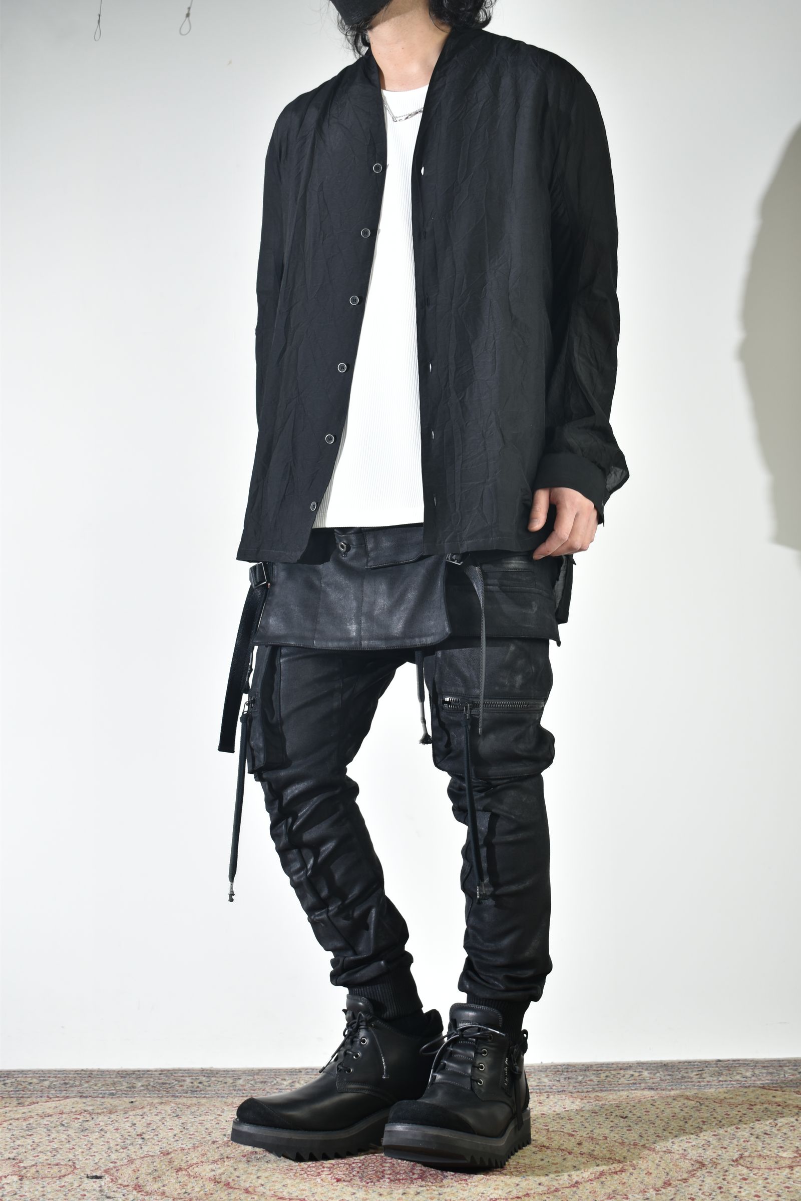 ショールカラーシャツ、インナーは白で