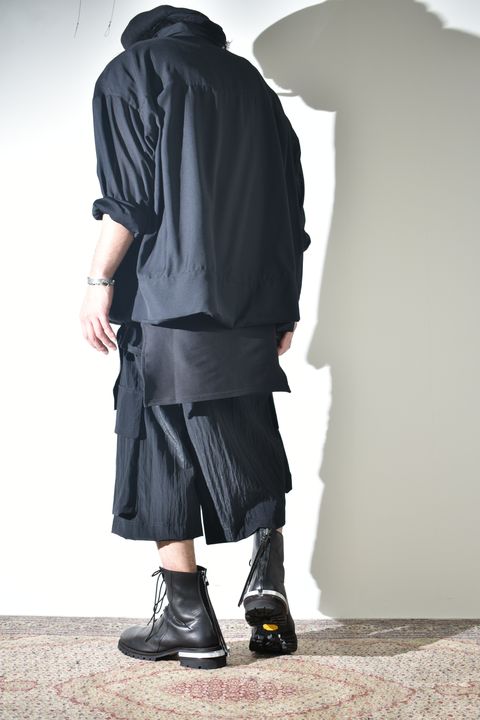 着こなしの幅広いA.F artefactのシャツ