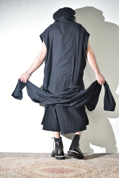 着こなしの幅広いA.F artefactのシャツ