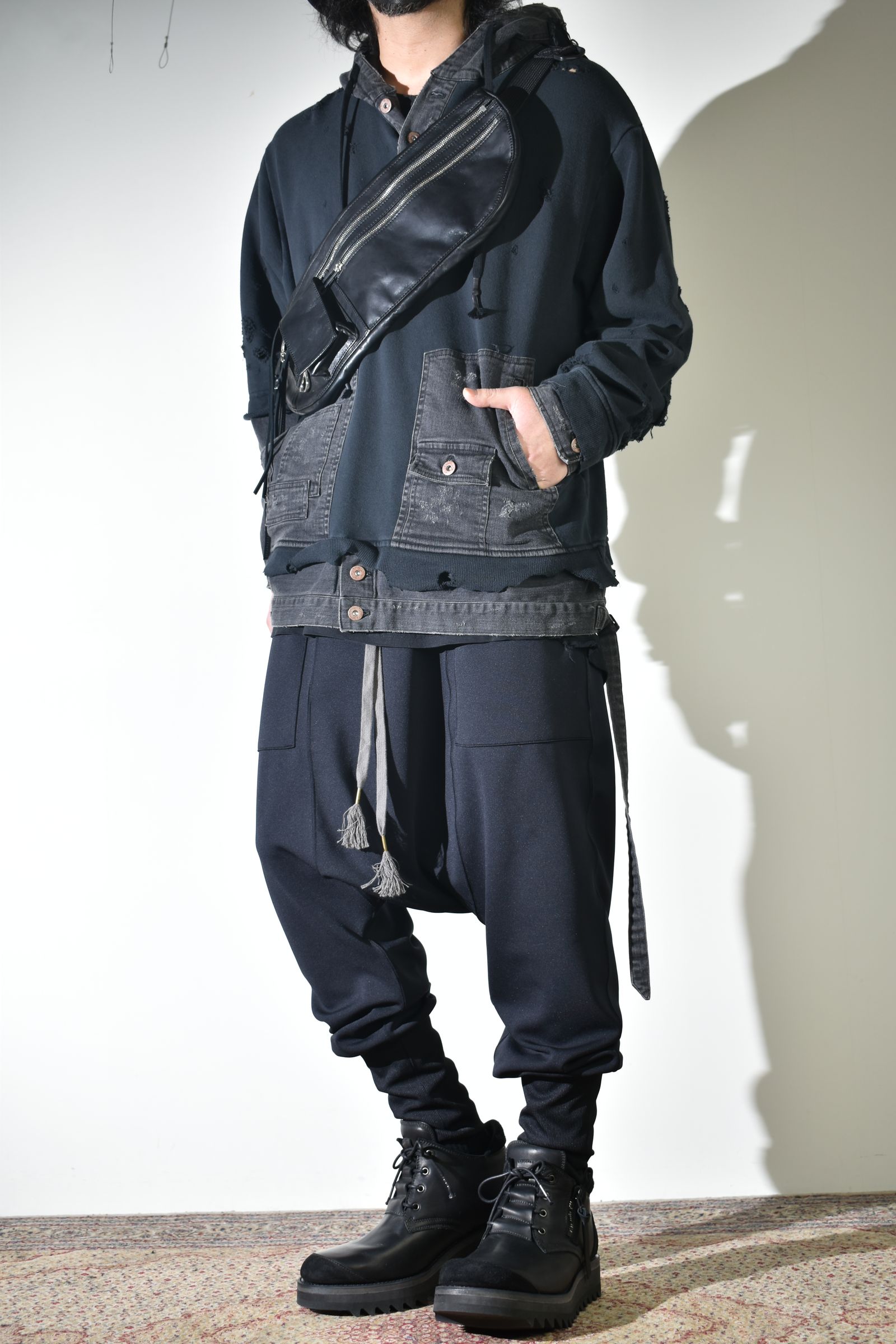 リラックス感のあるパンツでカジュアルに