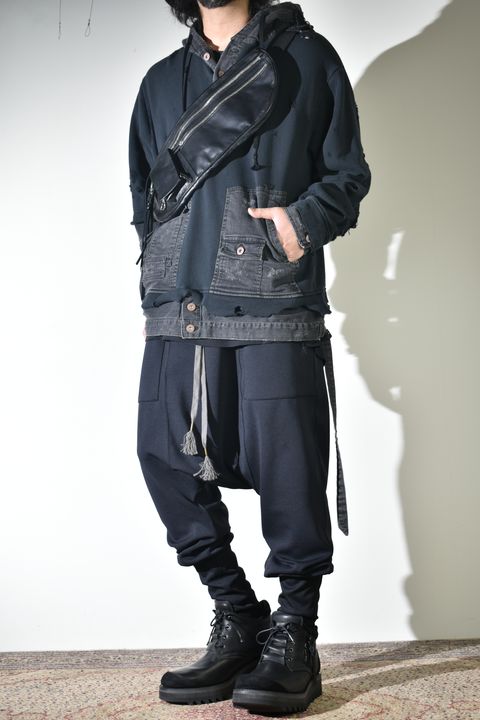 リラックス感のあるパンツでカジュアルに