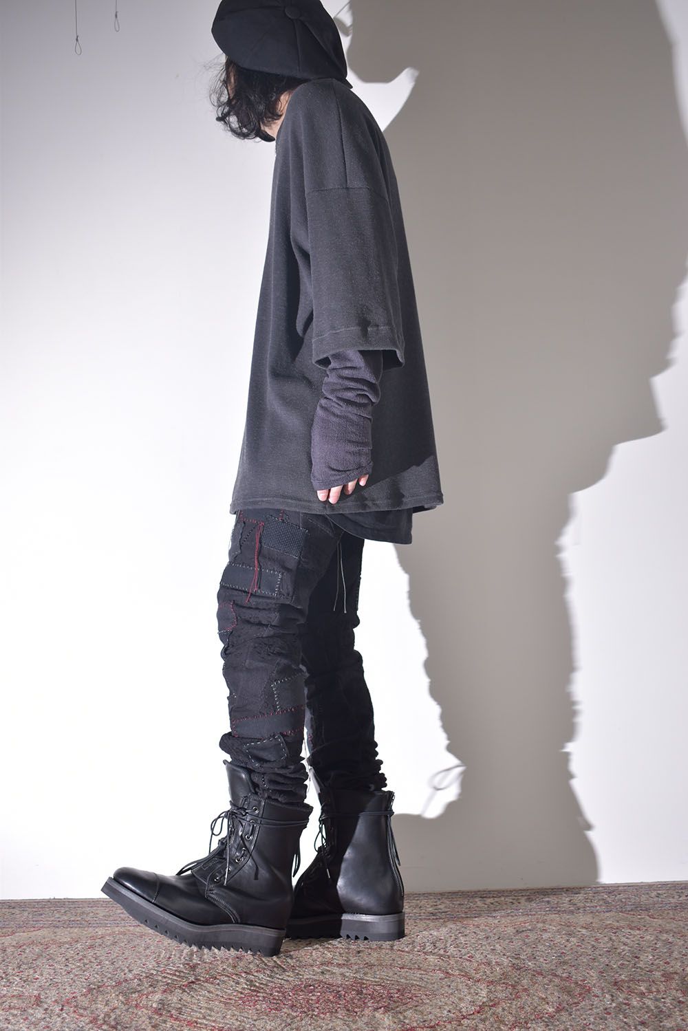 雰囲気のあるコートを羽織る