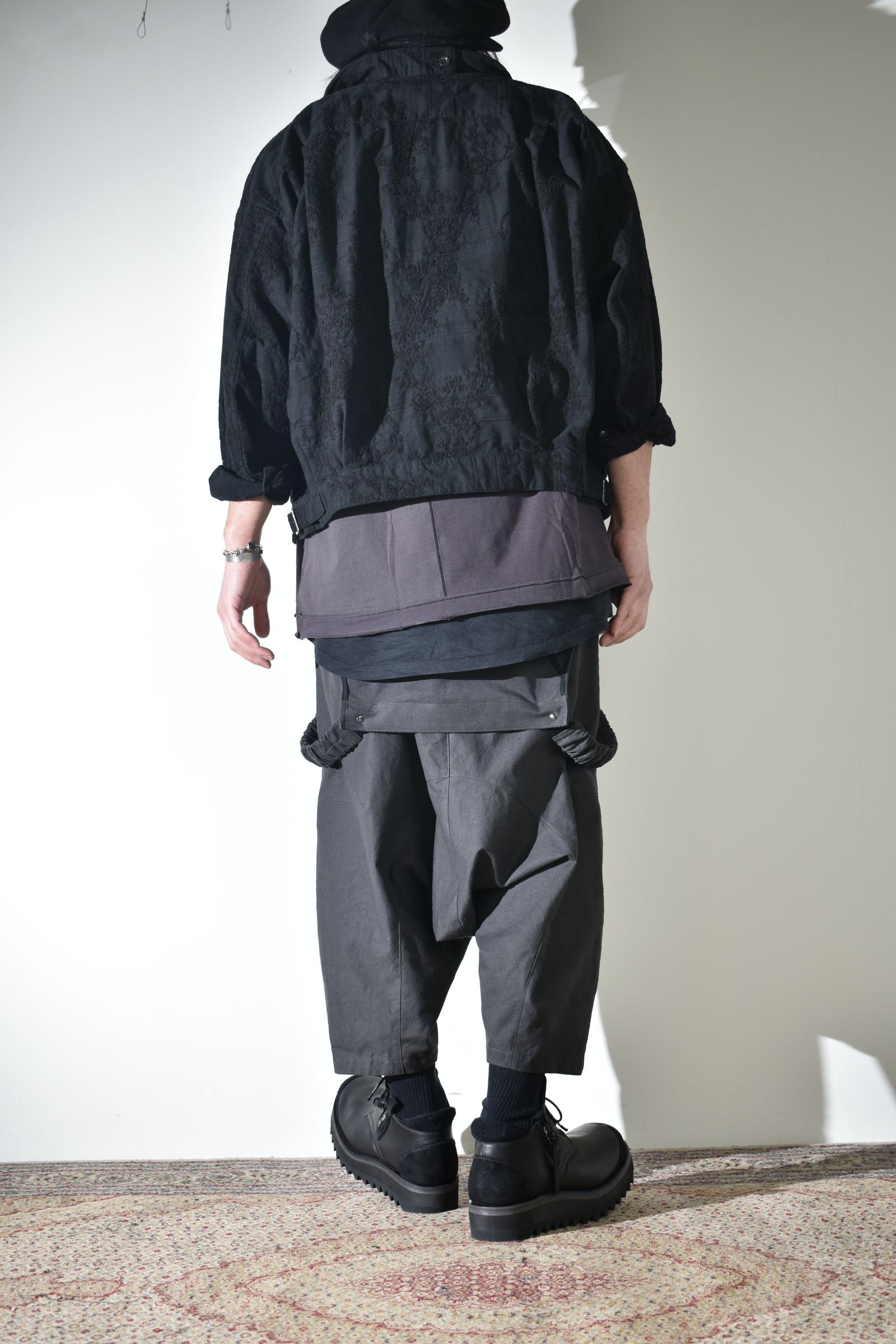 オーバーオールにラフなブルゾン