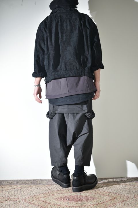 オーバーオールにラフなブルゾン