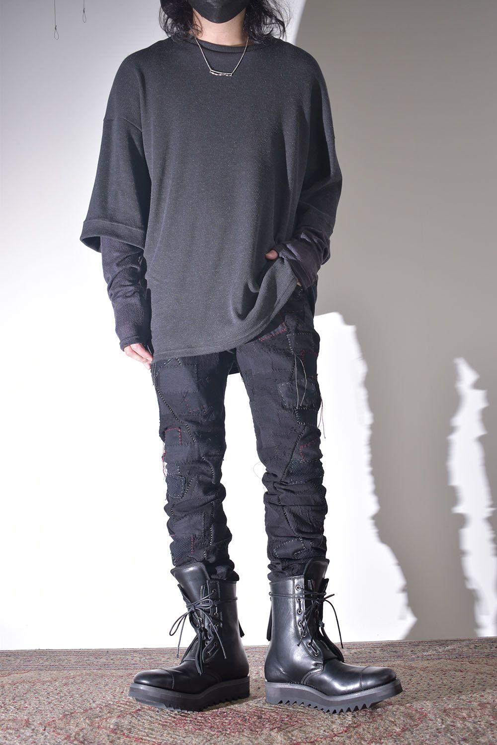 雰囲気のあるコートを羽織る