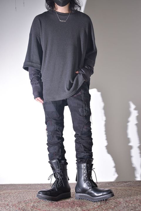 雰囲気のあるコートを羽織る