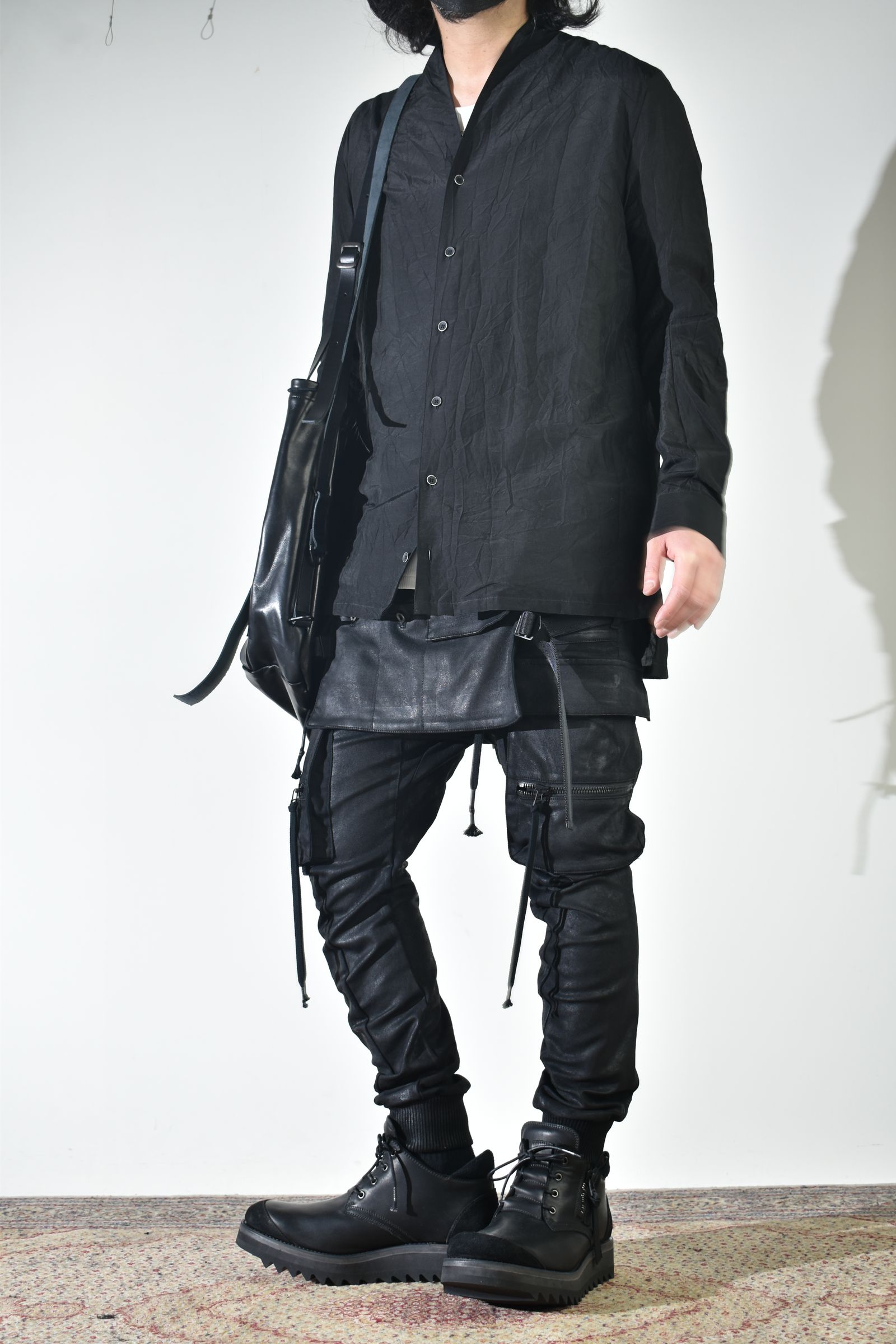 ショールカラーシャツ、インナーは白で