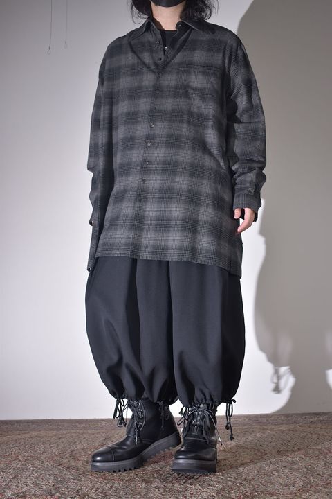 オーバーサイズなシャツにバルーンシルエット