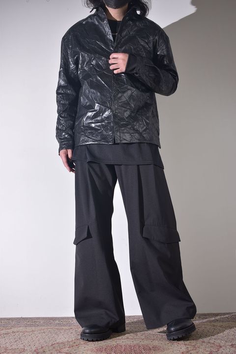 バギーシルエット × シンセティックレザーシャツ